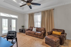 Älytelevisio, pöytäjalkapallopöytä, työhuone