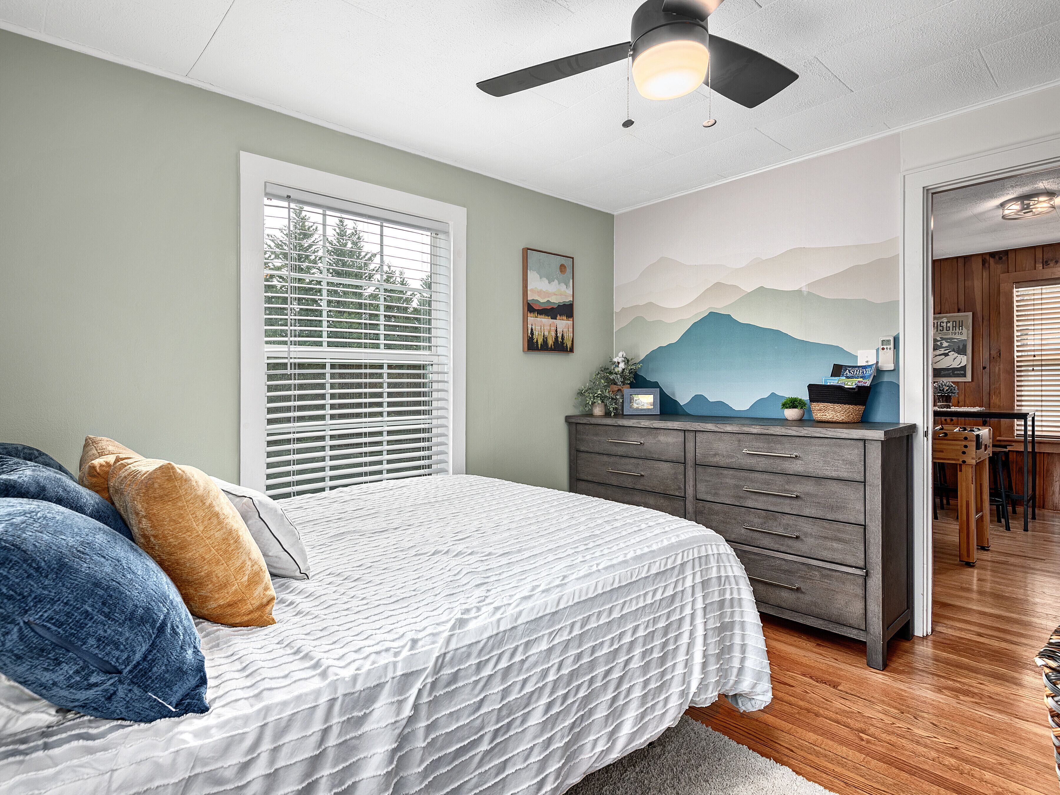 Livy’s Lakeside Cottage, a 3 min walk to the lake!