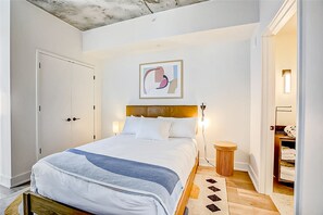 2 bedrooms, iron/ironing board, Internet, bed sheets - Natiivo Austin condo - awesome lake-view balcony - rooftop pool & gym (Austin)