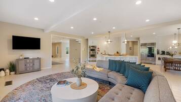 TV connectée, jeux vidéo, lecteur de DVD, baby-foot