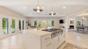 KylskÄp, mikrovÄgsugn, ugn och spishÀll