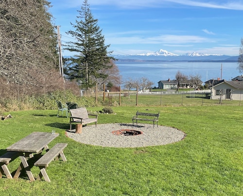 Stunning views, 6-Bedroom Farmhouse with beach access and mooring