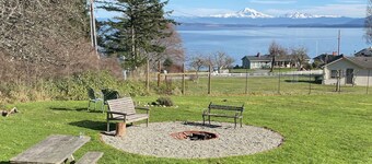 Stunning views, 6-Bedroom Farmhouse with beach access and mooring