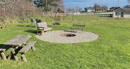 Stunning views, 6-Bedroom Farmhouse with beach access and mooring