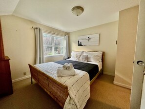 6 bedrooms, desk, iron/ironing board, travel cot