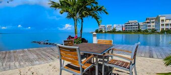 Luxury townhome with bay views - pools, gym & private beaches - central AC