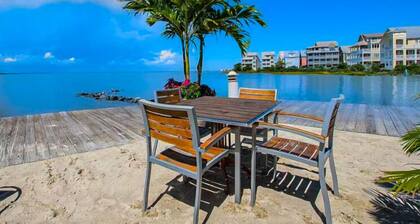 Luxury townhome with bay views - pools, gym & private beaches - central AC