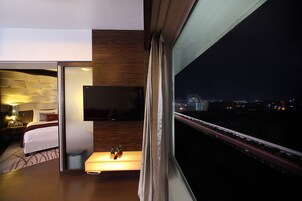 Executive Suite (Executive Suite) | Minibar, in-room safe, soundproofing, free WiFi
