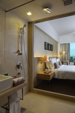 Shower, free toiletries, hair dryer, towels - Fortune Select SG Highway, Ahmedabad - Member ITC Hotels' Group (Ahmedabad)