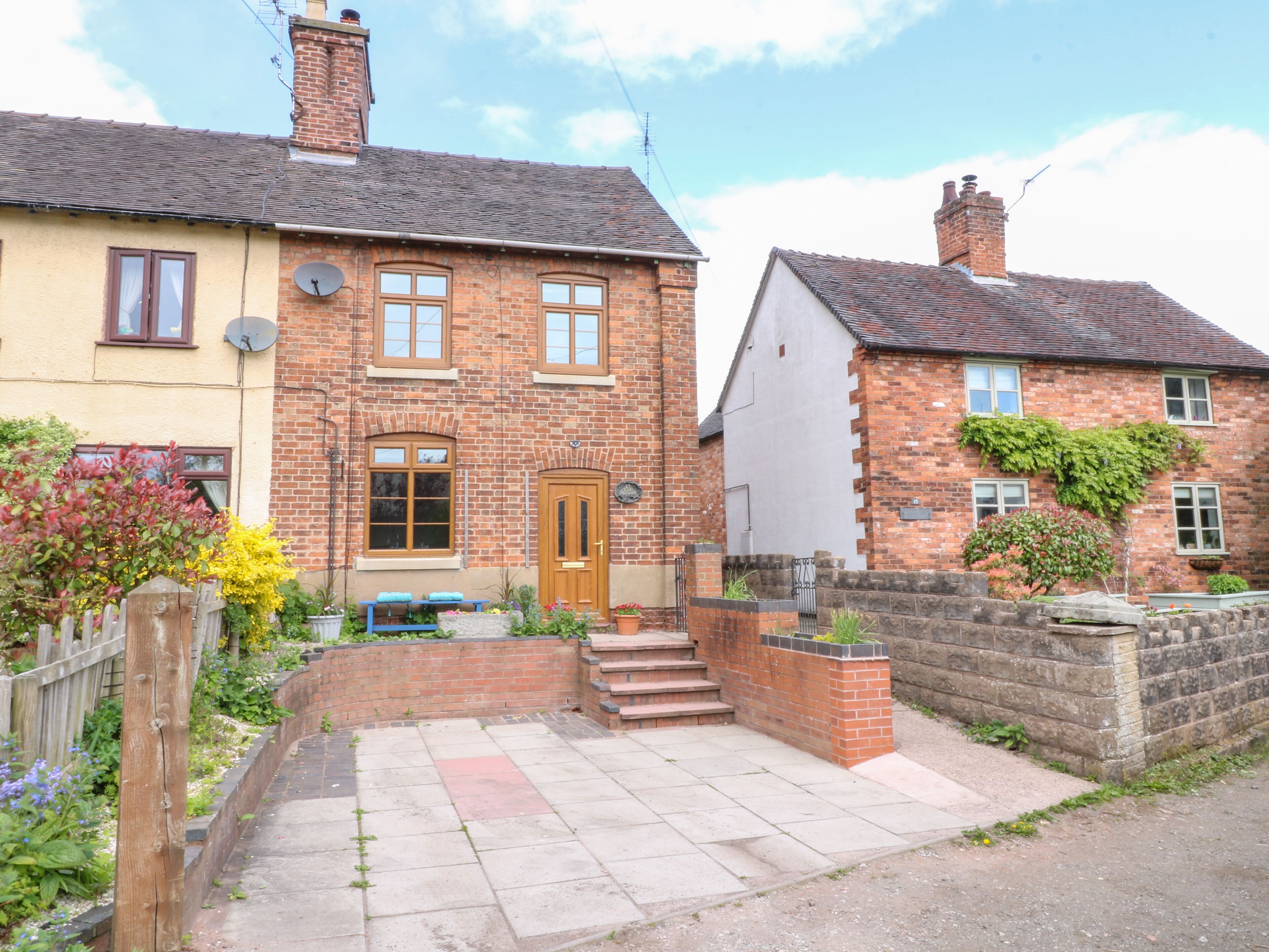 13 THE ISLAND, pet friendly, character holiday cottage in Tean