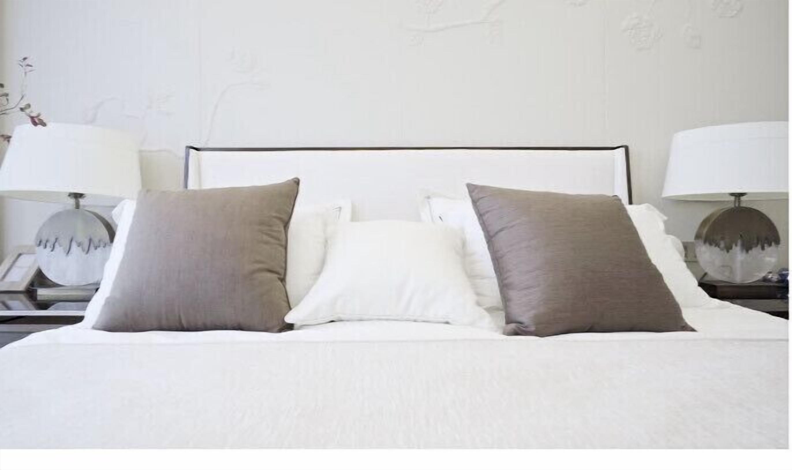 5 mins from the airport! Family size rooms with spacious living and gaming area