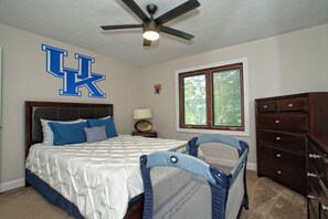 4 makuuhuonetta, työpöytä, silitysrauta/-lauta, ilmainen Wi-Fi