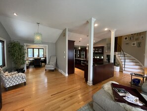 Älytelevisio, takka, stereot, tietokoneen näyttö