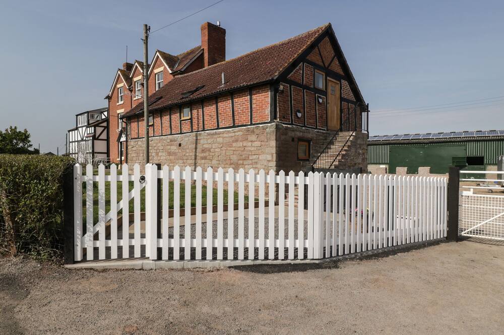 LOWER VENN GRANARY APARTMENT 2, family friendly in Bodenham