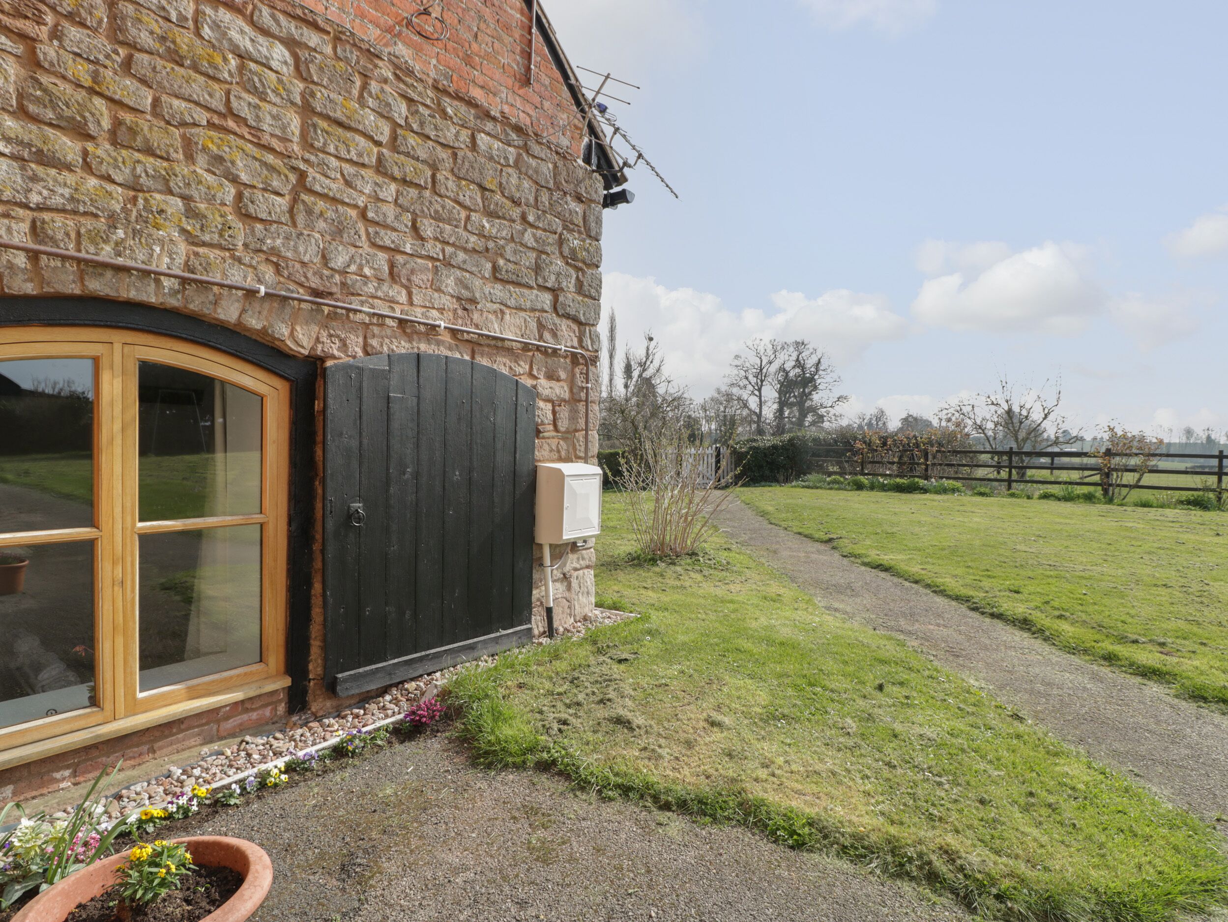 LOWER VENN GRANARY APARTMENT 1, romantic in Bodenham