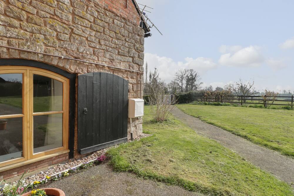 LOWER VENN GRANARY APARTMENT 1, romantic in Bodenham