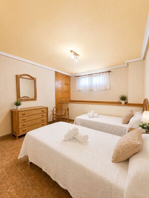 3 bedrooms, iron/ironing board, internet, bed sheets