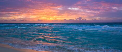 En la playa, windsurf, kayaks y paseos en botes de motor