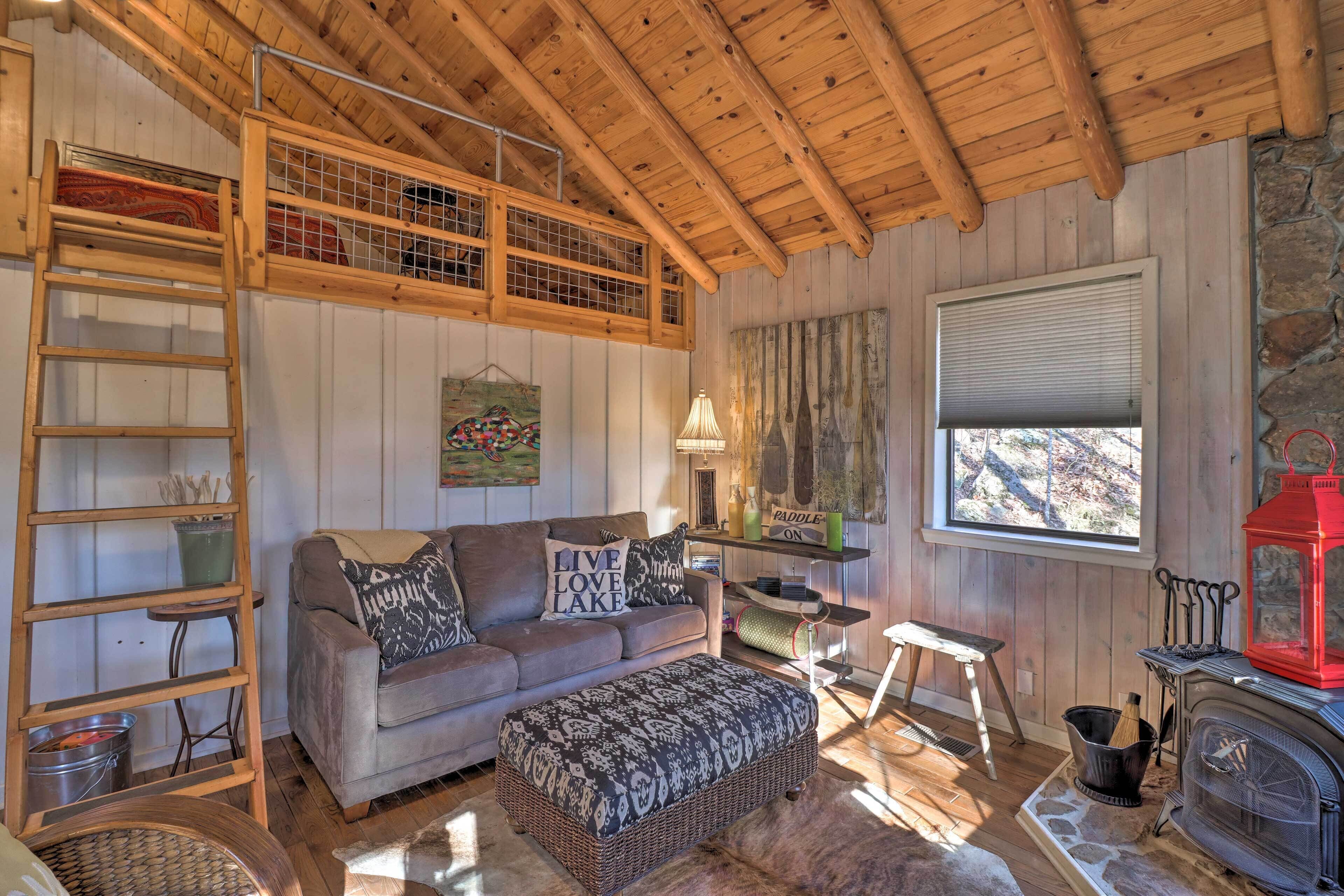 Scenic Greers Ferry Cabin w/ Deck + Fire Pit!