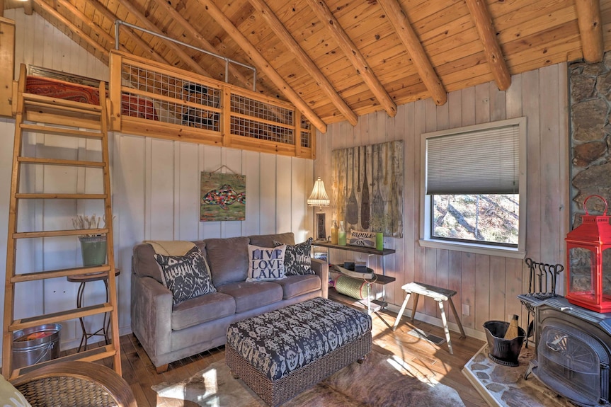 Scenic Greers Ferry Cabin W/ Deck + Fire Pit! - Heber Springs, AR