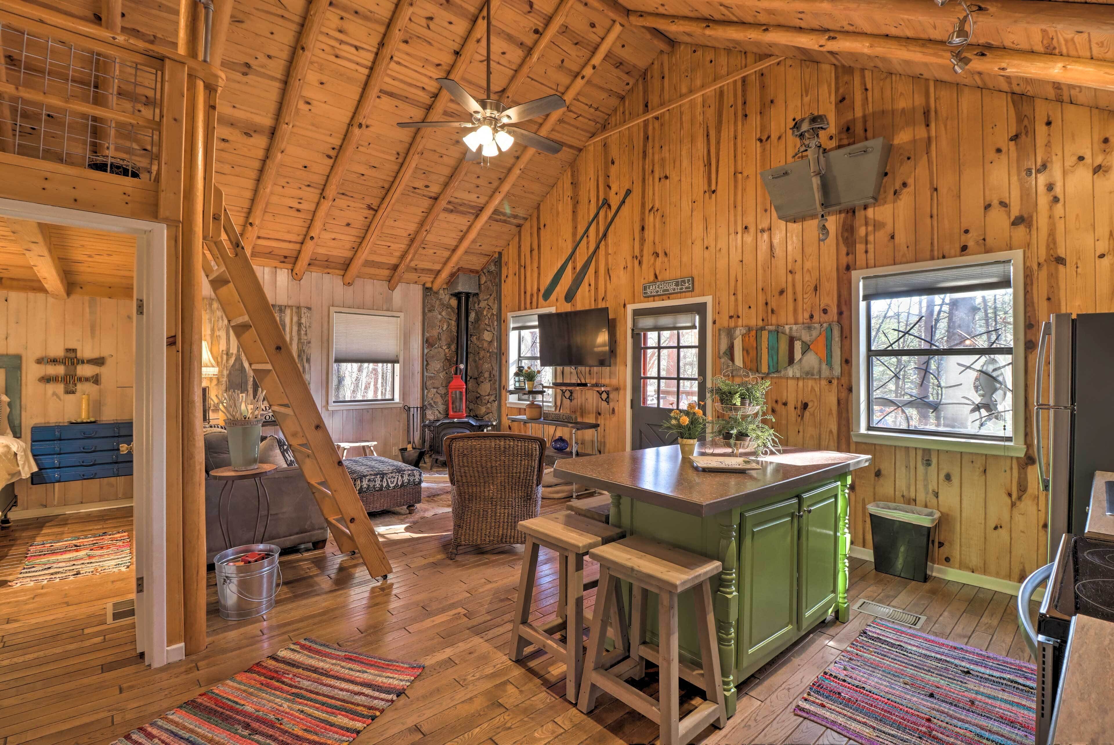 Scenic Greers Ferry Cabin w/ Deck + Fire Pit!