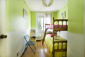 2 bedrooms, iron/ironing board, free WiFi