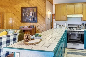 Fridge, microwave, stovetop, coffee/tea maker - Idyllwild Cabin w/ Deck & Tahquitz Peak Views (Idyllwild-Pine Cove)