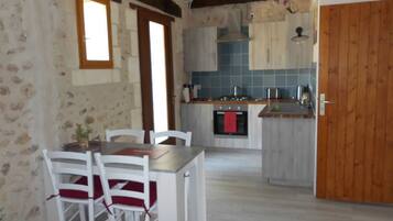 Een koelkast, een microgolfoven, een oven, een kookplaat