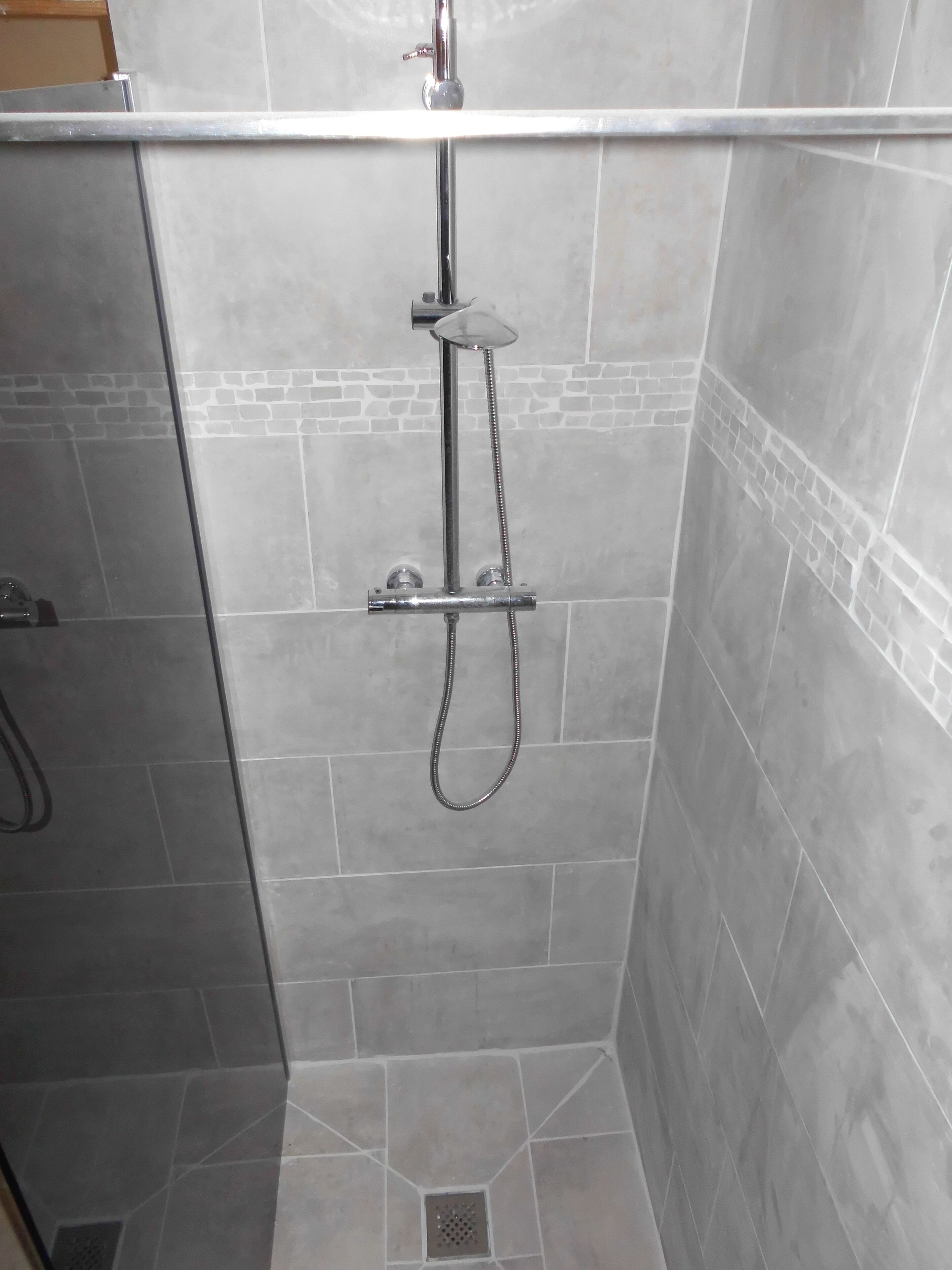 Douche, sèche-cheveux, serviettes fournies, savon