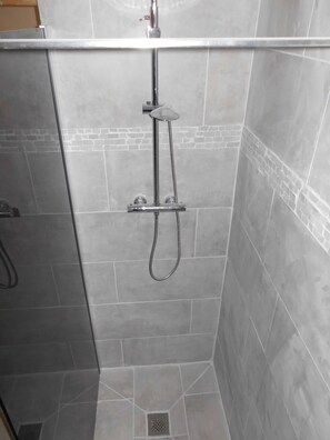 Douche, séchoir à cheveux, serviettes fournies, savon