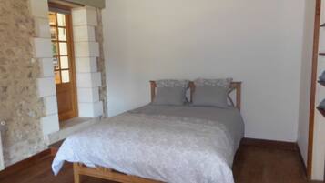 1 slaapkamer, een strijkplank/strijkijzer, reisbedje, gratis wifi