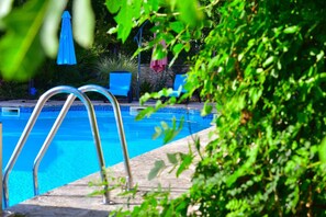 Outdoor pool - Beautiful Dordogne Rural Cottage (Manzac-sur-Vern)