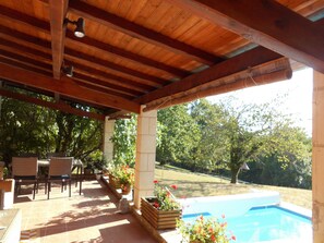 Outdoor dining - Beautiful Dordogne Rural Cottage (Manzac-sur-Vern)
