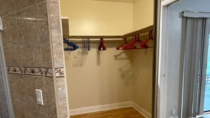 Ein Zimmer mit Holzboden, einer Schiebeglasdoor und einer Decke mit strukturierter Oberfläche.