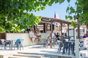 Outdoor dining - Cozy beach House in Les Tamaris (Portiragnes)