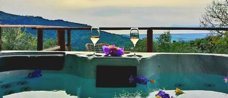 Outdoor spa tub