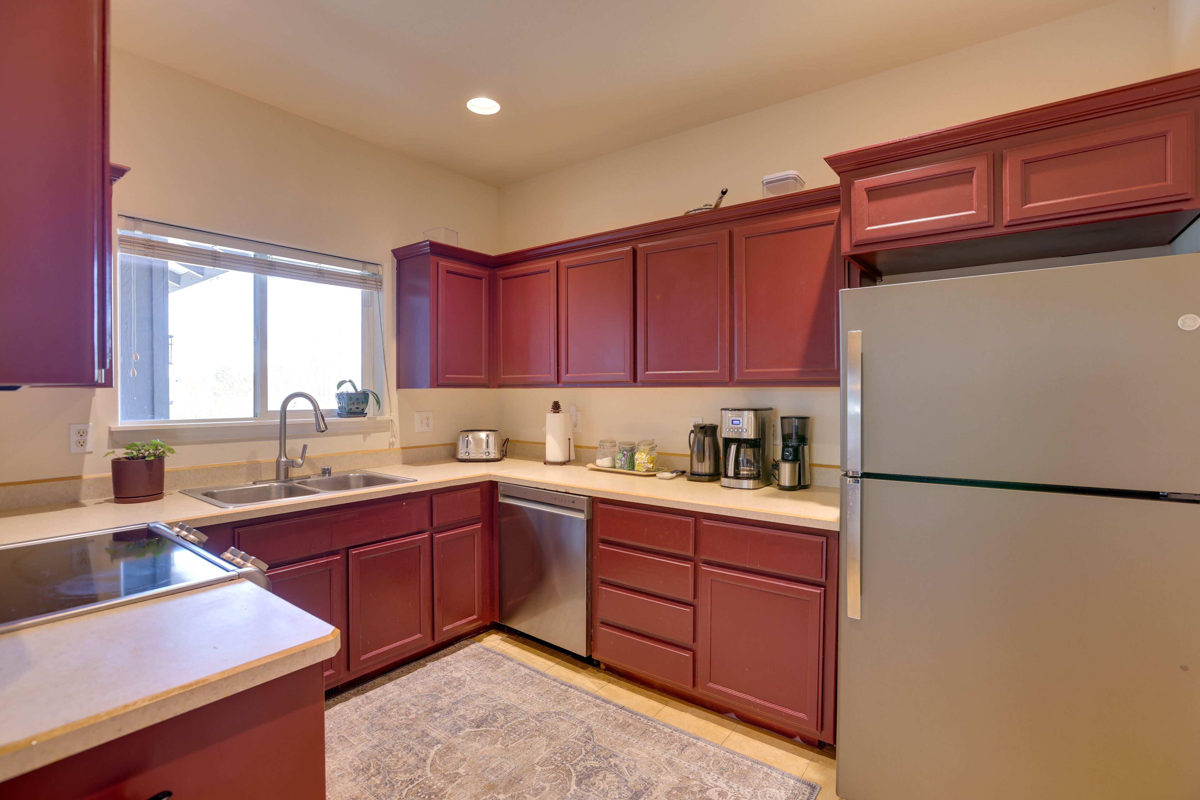 Bright Bend Home w/ Patio < 3 Mi to Downtown!