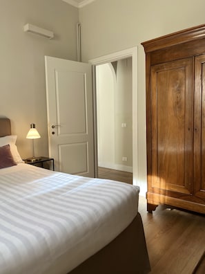 4 Schlafzimmer, Schreibtisch, Bügeleisen/Bügelbrett, Reisekinderbett