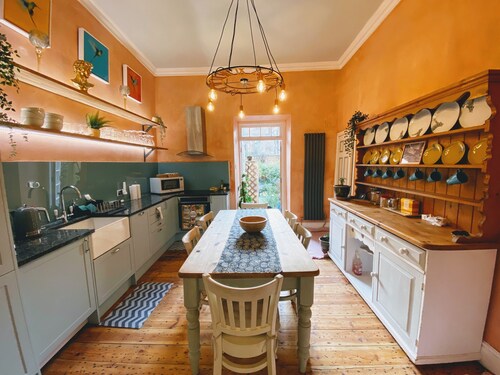 Grade 1 - Centrally located Georgian Maisonette - 2 bedroom