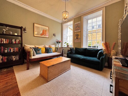 Grade 1 - Centrally located Georgian Maisonette - 2 bedroom