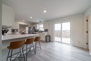 Réfrigérateur, four à micro-ondes, un four, surface de cuisson