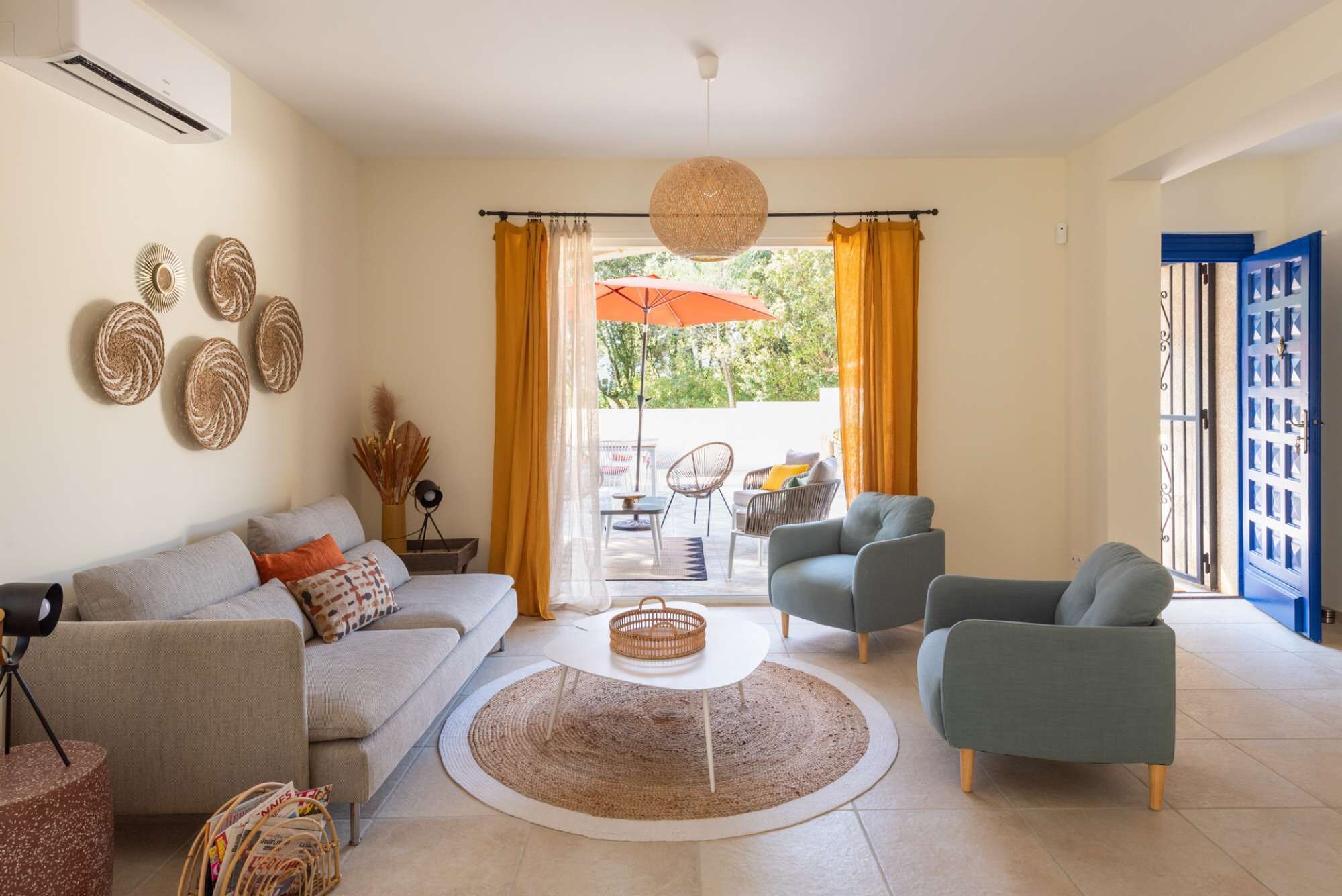 La Dolce Villa Farniente under the pines and feet in the water