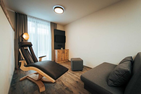 Unclassified image, 1 of 8, button