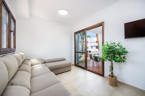 TV - Holiday Home La Perla de Cala d'Or with Balcony, Shared Pool & Wi-Fi (Santanyi)