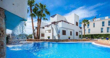 Ferienhaus La Perla de Cala d'Or mit Balkon, Gemeinschaftspool und WLAN