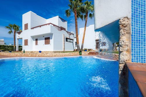 Holiday Home La Perla de Cala d'Or with Balcony, Shared Pool & Wi-Fi