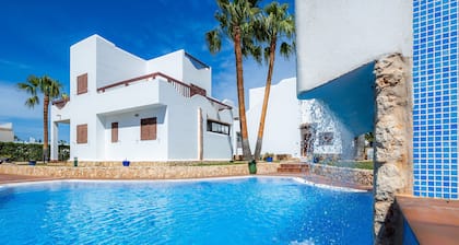 Holiday Home La Perla de Cala d'Or with Balcony, Shared Pool & Wi-Fi