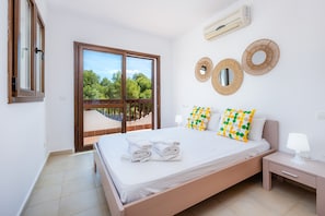 5 bedrooms, iron/ironing board, free WiFi, bed sheets - Holiday Home La Perla de Cala d'Or with Balcony, Shared Pool & Wi-Fi (Santanyi)