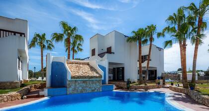 Holiday Home La Perla de Cala d'Or with Balcony, Shared Pool & Wi-Fi