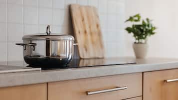 Frigorifero, piano cottura, lavastoviglie, macchina per tè/caffè